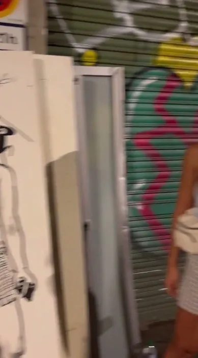Retrato de Jenny en la basura – Street-Art in Barcelona: Szene aus dem Art-Is-Trash-Video von Francisco de Pájaro