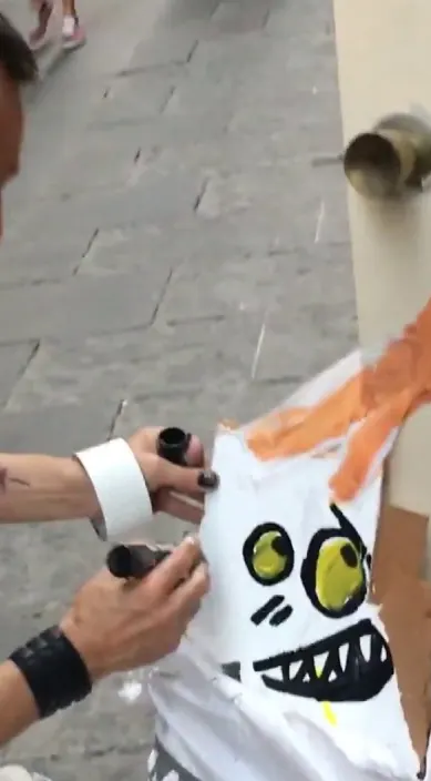 Retrato de mujer improvisado en la basura – Street-Art in Barcelona: Szene aus dem Art-Is-Trash-Video von Francisco de Pájaro