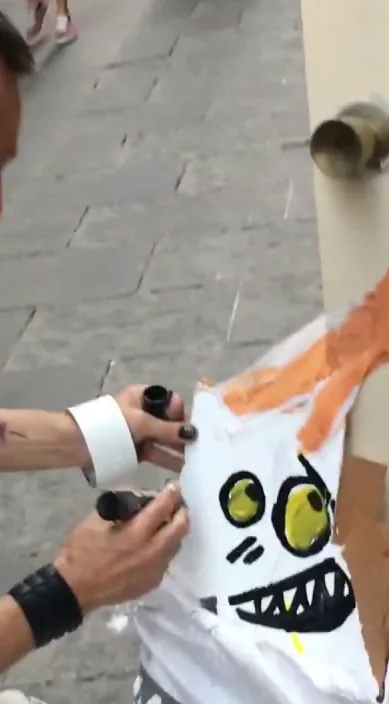 Retrato de mujer improvisado en la basura – Street-Art in Barcelona: Szene aus dem Art-Is-Trash-Video von Francisco de Pájaro