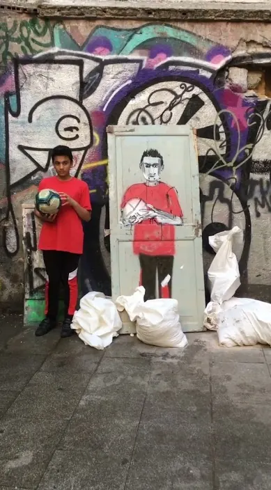 Retrato de un niño. es – Street-Art: Szene aus dem Art-Is-Trash-Video von Francisco de Pájaro