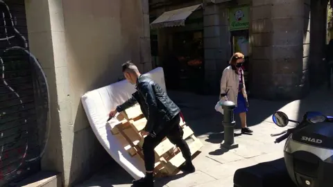 Rotulando en la basura mi antiguo nombre de empresa ROTULETTO. Año: 1995-2002 – Street-Art in Barcelona: Szene aus dem Art-Is-Trash-Video von Francisco de Pájaro