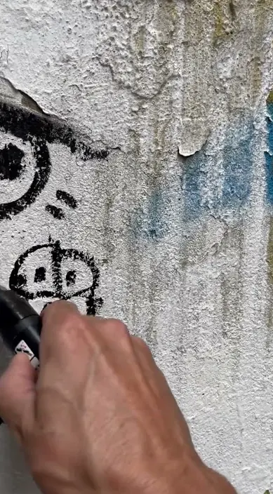 Sal gorda www. es – Street-Art: Szene aus dem Art-Is-Trash-Video von Francisco de Pájaro
