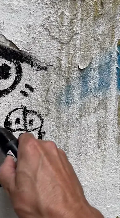 Sal gorda www. es – Street-Art: Szene aus dem Art-Is-Trash-Video von Francisco de Pájaro