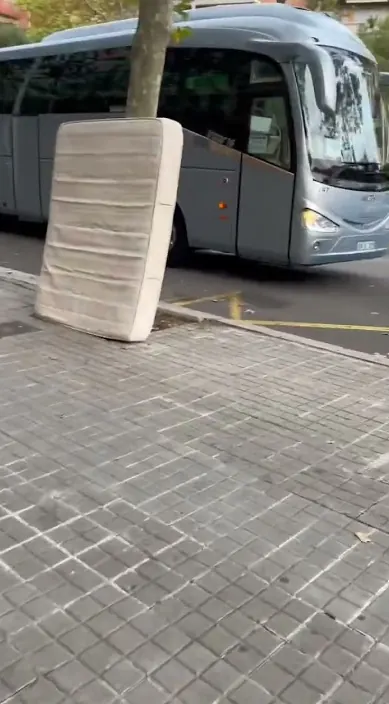 Secreto en un colchón – Street-Art in Barcelona: Szene aus dem Art-Is-Trash-Video von Francisco de Pájaro