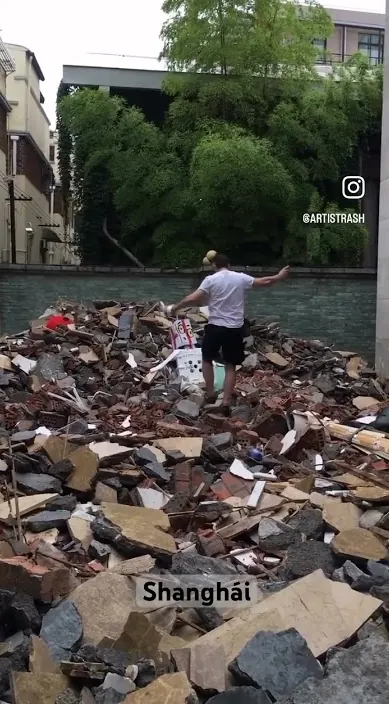 SHANGHÁI CHINA #franciscodepajaro #trashart #art #arteurbano Shanghái china – Street-Art in Barcelona: Szene aus dem Art-Is-Trash-Video von Francisco de Pájaro