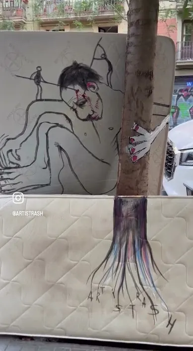 Alte Matratze mit aufgemalter Figur, an einen Baum gelehnt, Barcelona, Art Is Trash