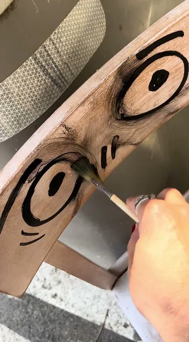 Geschwungener Holzstuhl mit aufgemalten Augen, Barcelona, Art Is Trash