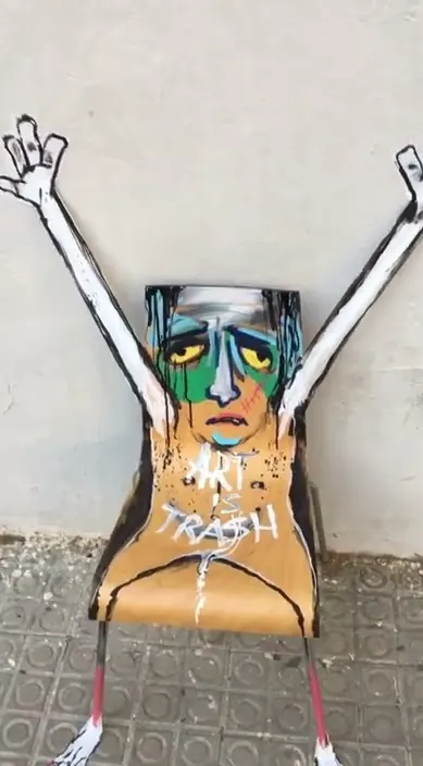 Silla indignada – Street-Art in Barcelona: Szene aus dem Art-Is-Trash-Video von Francisco de Pájaro