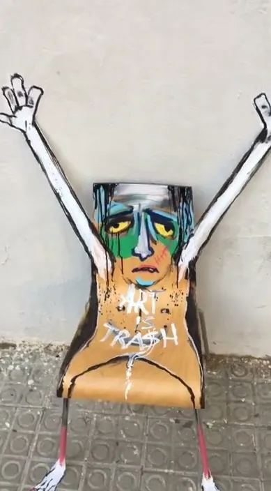 Silla indignada – Street-Art in Barcelona: Szene aus dem Art-Is-Trash-Video von Francisco de Pájaro