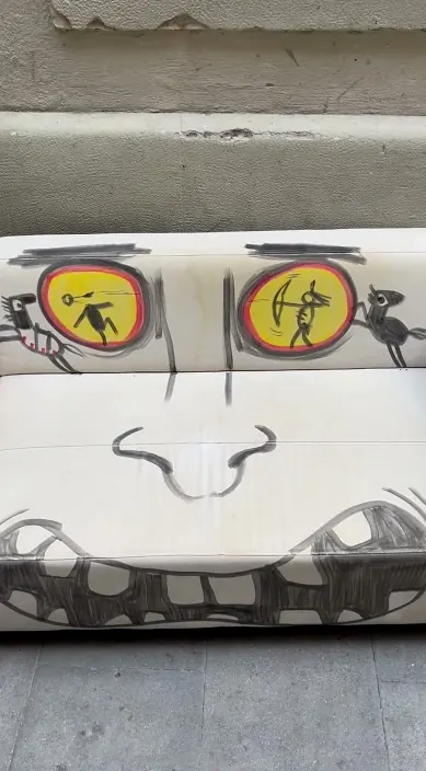 SOFÁ www. es – Street-Art: Szene aus dem Art-Is-Trash-Video von Francisco de Pájaro