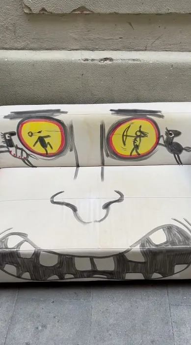 SOFÁ www. es – Street-Art: Szene aus dem Art-Is-Trash-Video von Francisco de Pájaro