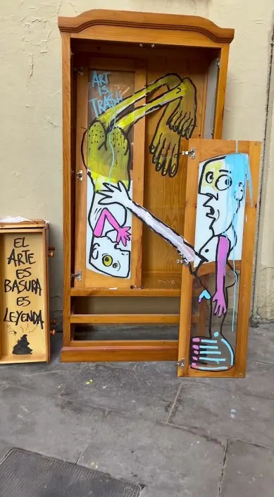 Alter Holzschrank mit aufgemalten Figuren, auf der Straße abgestellt, Barcelona, Art Is Trash