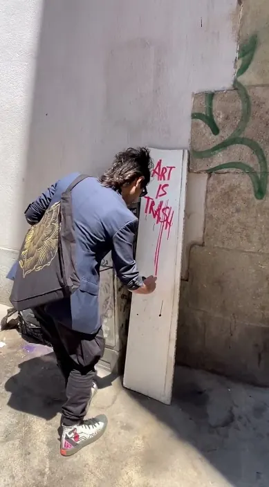 Tag trash es – Street-Art: Szene aus dem Art-Is-Trash-Video von Francisco de Pájaro