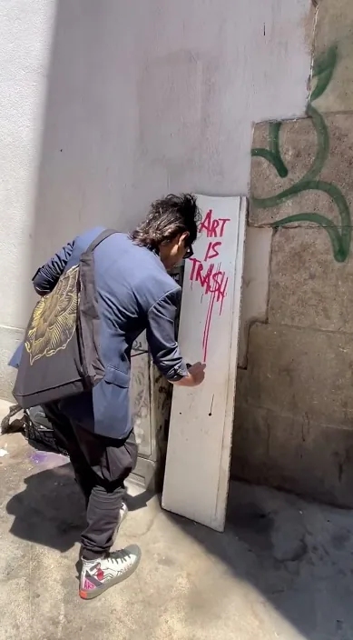 Tag trash es – Street-Art: Szene aus dem Art-Is-Trash-Video von Francisco de Pájaro
