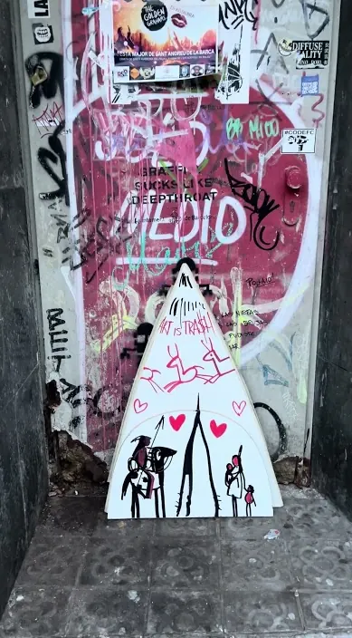 Tipi aus bemalter Pappe, auf der Straße aufgebaut, Barcelona, Art Is Trash