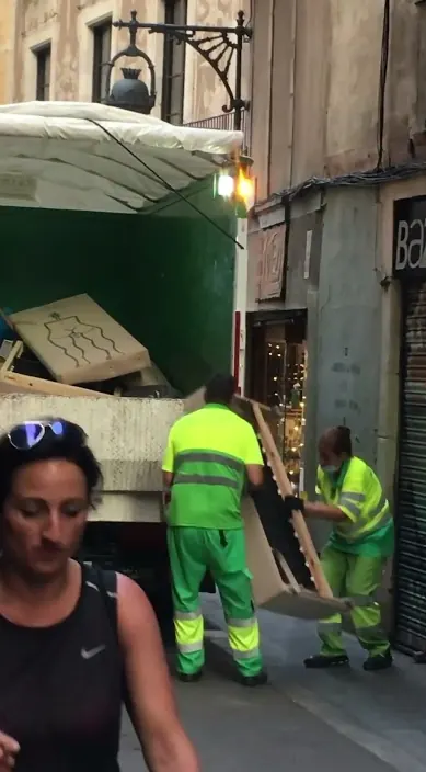 Todo tiene fin. www. es – Street-Art: Szene aus dem Art-Is-Trash-Video von Francisco de Pájaro