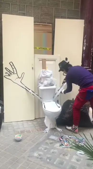 Toilet. es – Street-Art: Szene aus dem Art-Is-Trash-Video von Francisco de Pájaro