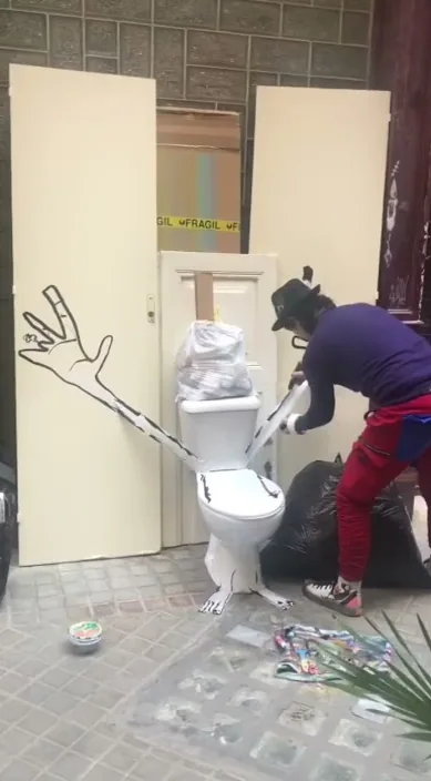 Toilet. es – Street-Art: Szene aus dem Art-Is-Trash-Video von Francisco de Pájaro