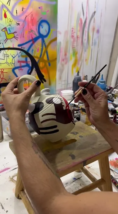 Trabajando en el estudio. www. es – Street-Art in Barcelona: Szene aus dem Art-Is-Trash-Video von Francisco de Pájaro