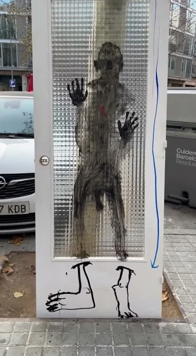 Trash la puerta. www. es – Street-Art in Barcelona: Szene aus dem Art-Is-Trash-Video von Francisco de Pájaro