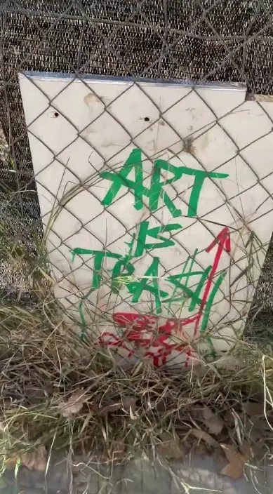 Un regalo suculento para quien lo encuentre – Street-Art in Barcelona: Szene aus dem Art-Is-Trash-Video von Francisco de Pájaro
