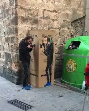 Valencia – Street-Art: Szene aus dem Art-Is-Trash-Video von Francisco de Pájaro