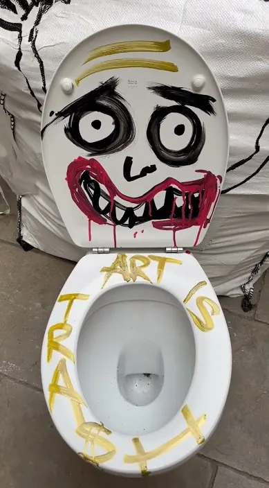 Vater vivo. www. es – Street-Art: Szene aus dem Art-Is-Trash-Video von Francisco de Pájaro