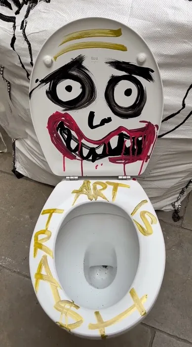 Vater vivo. www. es – Street-Art: Szene aus dem Art-Is-Trash-Video von Francisco de Pájaro