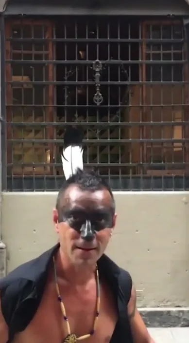 Volar como un pájaro www. es – Street-Art in Barcelona: Szene aus dem Art-Is-Trash-Video von Francisco de Pájaro