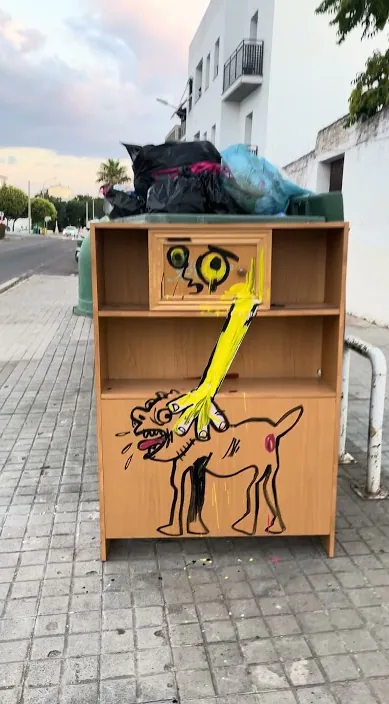 Alter Schrank mit aufgemaltem Hund, auf einer Straße in Zafra zurückgelassen, Art Is Trash